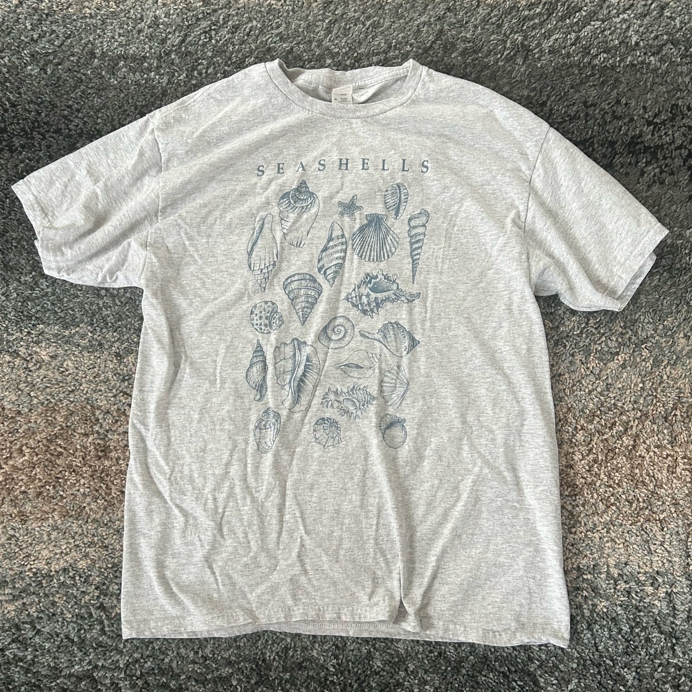 Gray Seashell Graphic T-Shirt